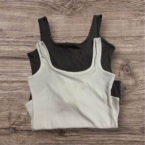 Set of two bodysuits